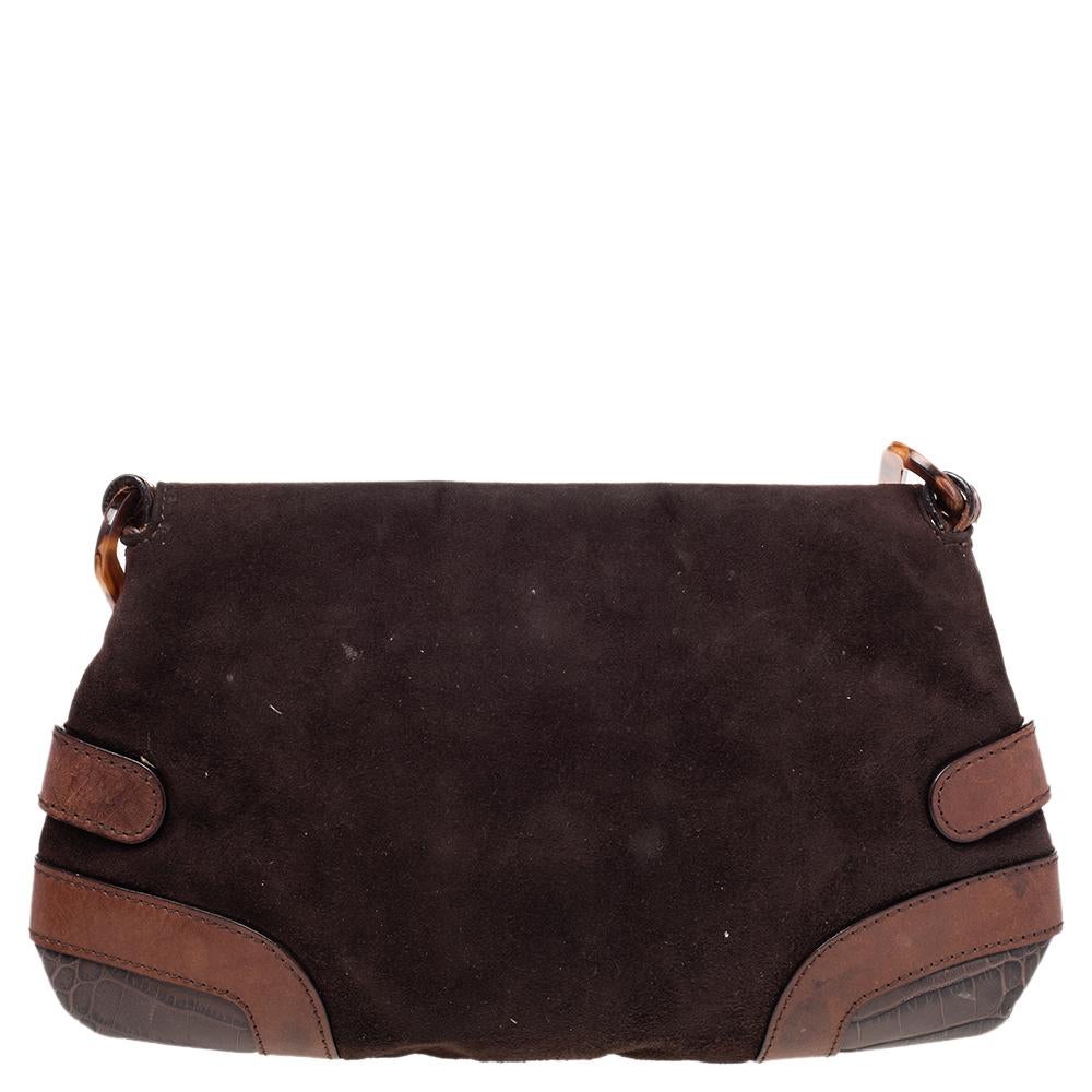 This Valentino bag in suede and leather is a beautifully sewn creation. The front flap is decorated with fur and opens to reveal a lined interior. Carry it in your hand or style it on the shoulder as an everyday style.