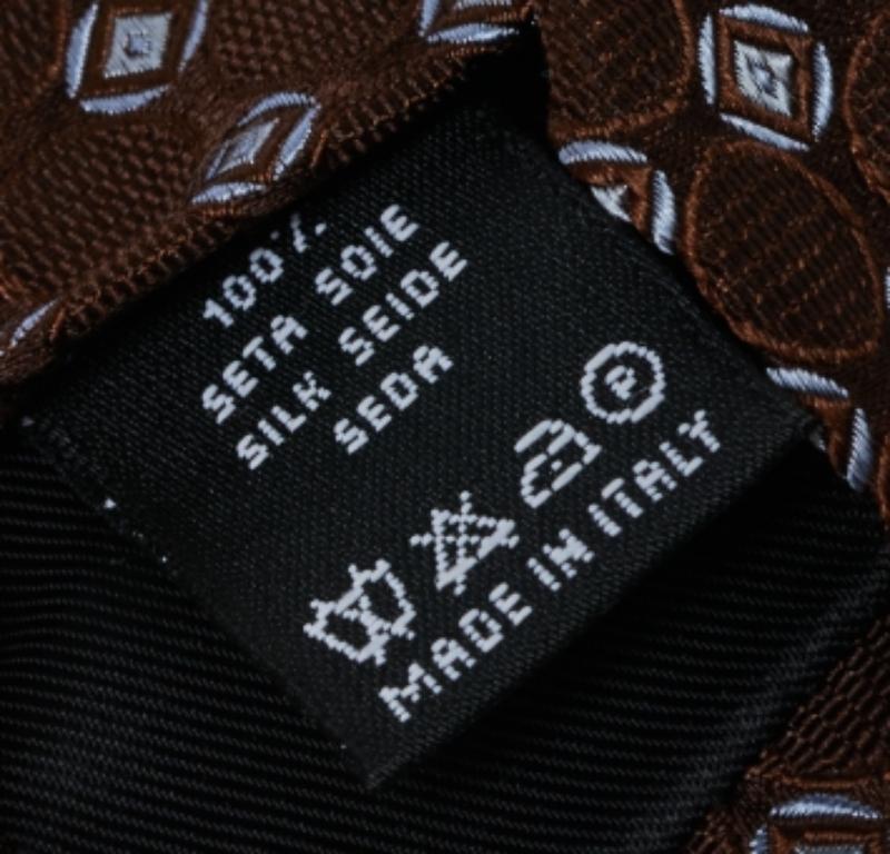 Get a polished look with this smart Valentino tie that is defined by its elegant design. It is made of jacquard silk and features a geometric motif design pattern all over. It carries the brand label neatly stitched at the back,