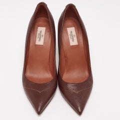 Valentino Braune Pumps aus genarbtem Leder mit Nieten und spitzer Zehe Größe 40
