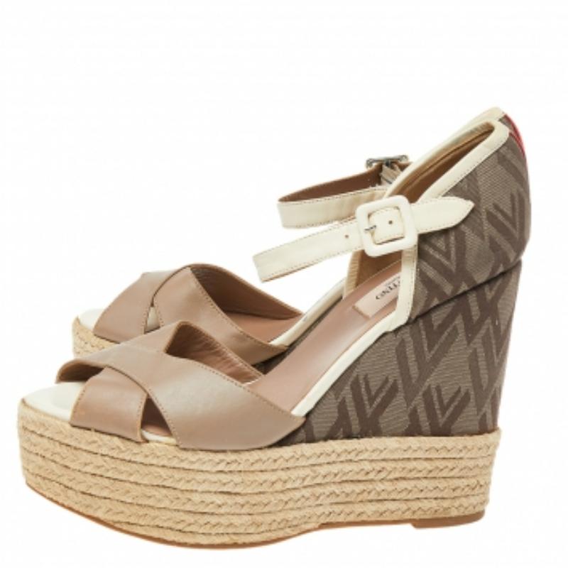 These Valentino wedges will make you stand out wherever you go! They are made from fabric and leather and come in a spectacular beige-brown design. These open-toe sandals feature straps at the vamps and ankle straps with single buckle fastenings.