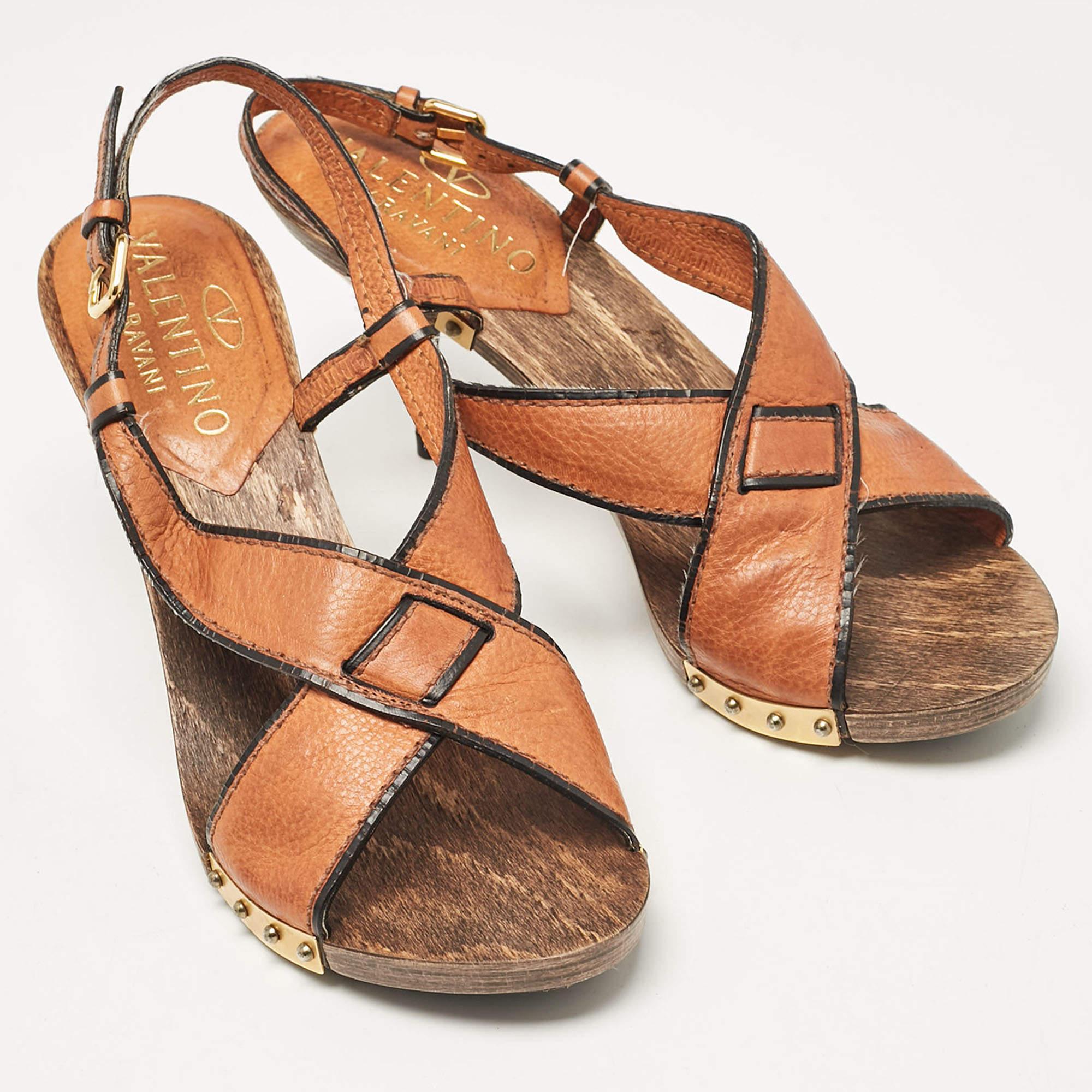 Valentino - Sandales à lanières en cuir Brown - Taille 37 État moyen - En vente à Dubai, Al Qouz 2