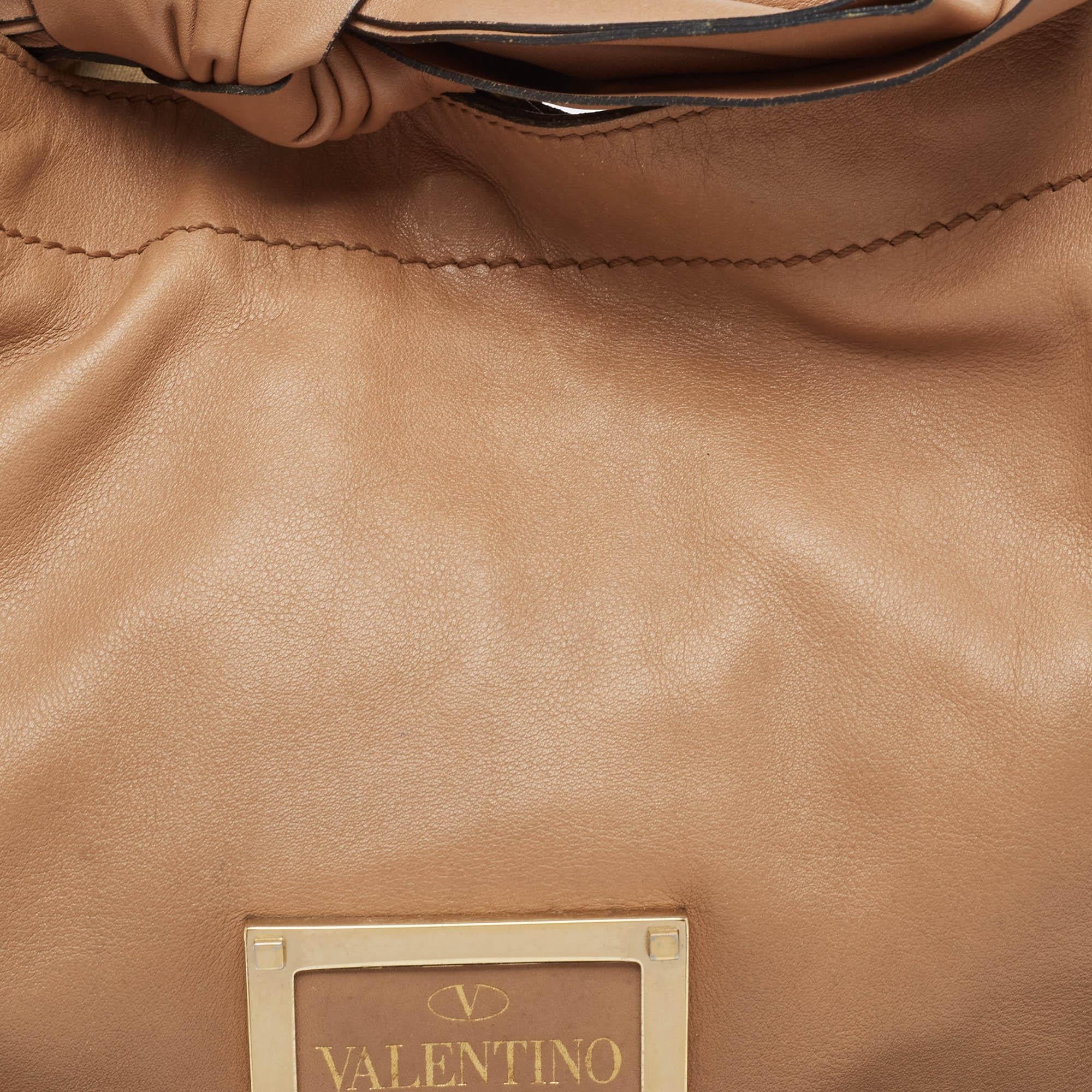 Valentino Hobo en cuir Brown avec nœud en vente 4