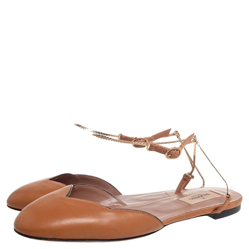 Valentino Brown Leather Chain Ankle Strap Flat sandals Size 39 In Good Condition In Dubai, Al Qouz 2