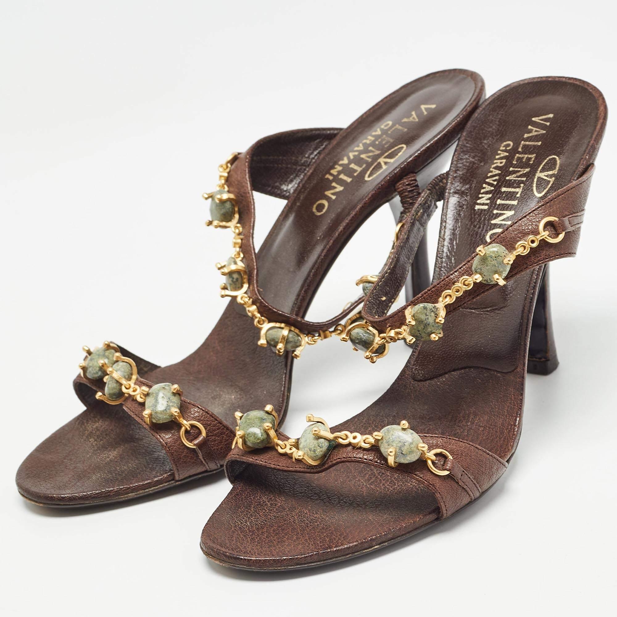 Perfettamente cucite e rifinite per garantire un look e una vestibilità eleganti, queste scarpe firmate sono un acquisto che amerai sfoggiare. Sono bellissime ai piedi.