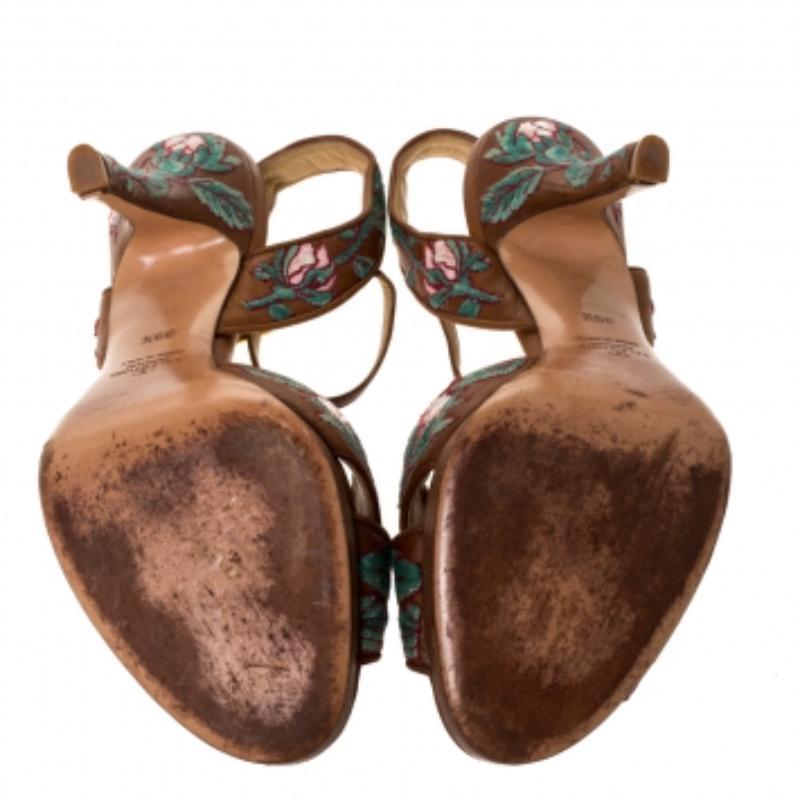 Diese schicken Sandalen von Valentino sind das schönste Paar, das Sie besitzen können. Lässig und schick mit diesen Ledersandalen. Sie haben eine hübsche Stickerei am ganzen Körper, Riemchen am Knöchel, gekreuzte Riemchen am Vorderblatt und einen