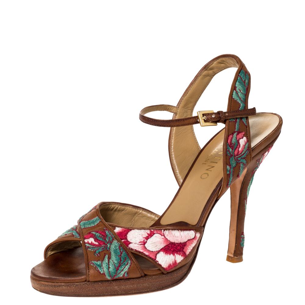 These chic sandals by Valentino are the most amazing pair you can possibly own. Keep it casual and chic with these leather sandals. They feature a pretty embroidery all over, ankle straps, cross straps on the vamps, and 11.5 cm heels.

