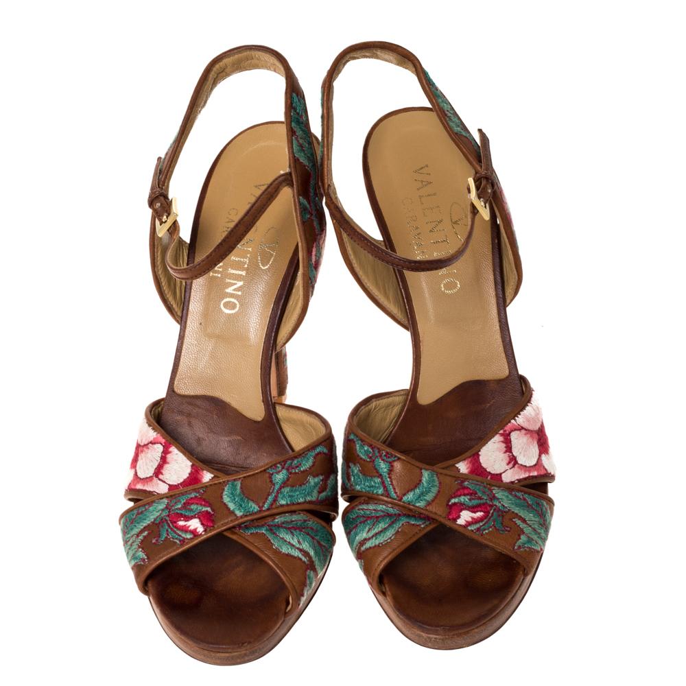 Valentino Brown Leather Embroidered Ankle Strap Sandals Size 39.5 In Good Condition For Sale In Dubai, Al Qouz 2