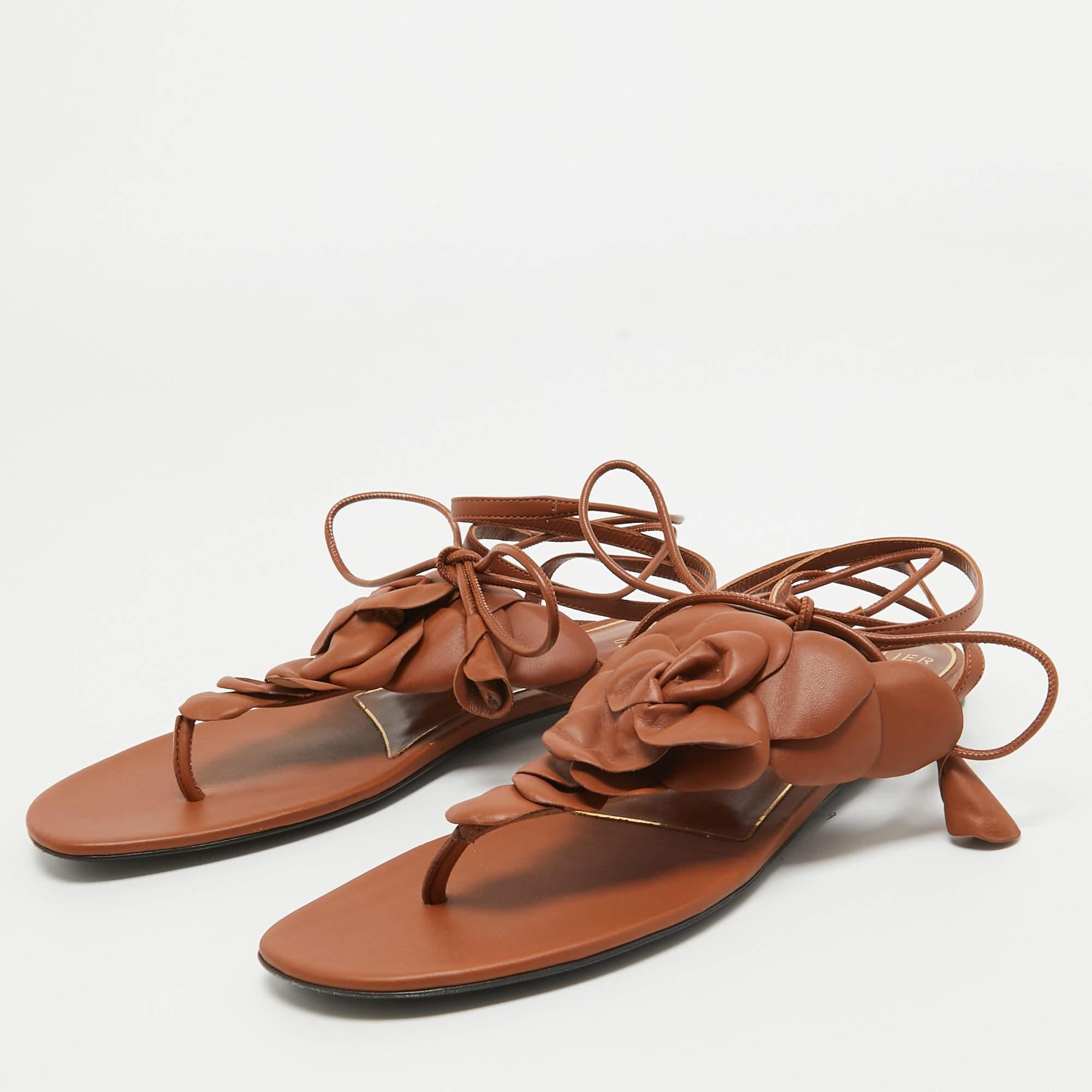 These sandals will frame your feet in an elegant manner. Crafted from quality materials, they display a classy design and comfortable insoles.

