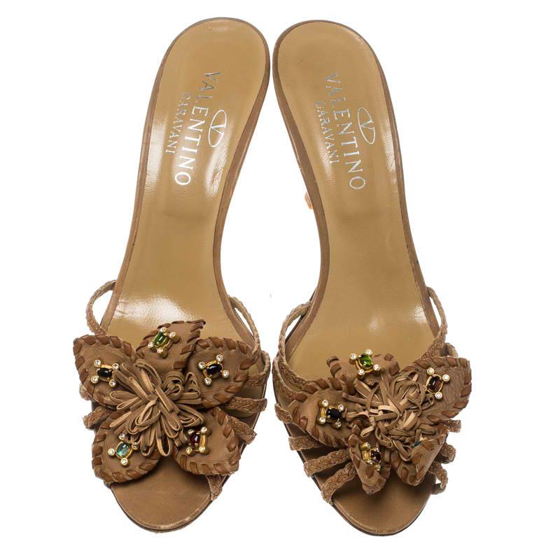 Those delicate feet of yours deserve everything dainty and elegant just like these sandals from Valentino. These brown sandals are crafted from leather and feature an open toe silhouette. They flaunt flower embellished vamp straps and come equipped