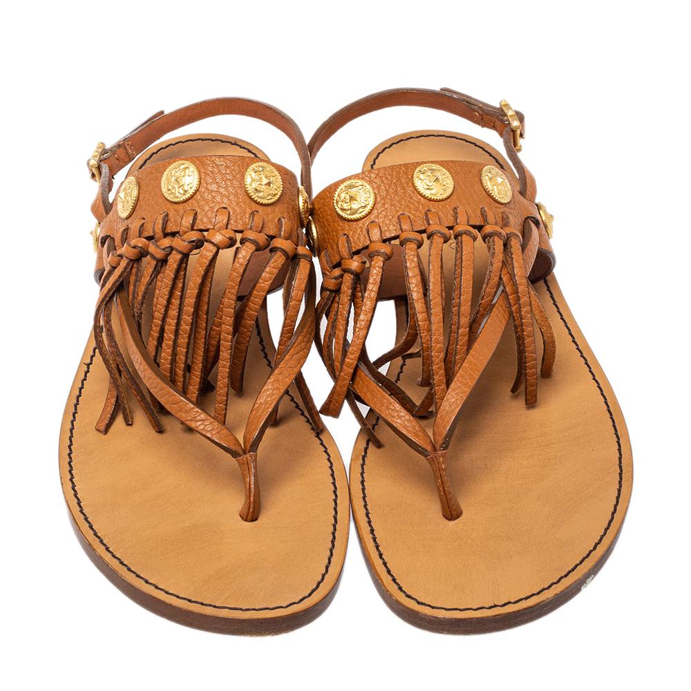 Valentino never fails to impress and manages to win our hearts every time! These brown sandals are crafted from leather and feature an open-toe silhouette. They flaunt a thong design with a fringe and gold-tone coin detailed vamp strap that looks