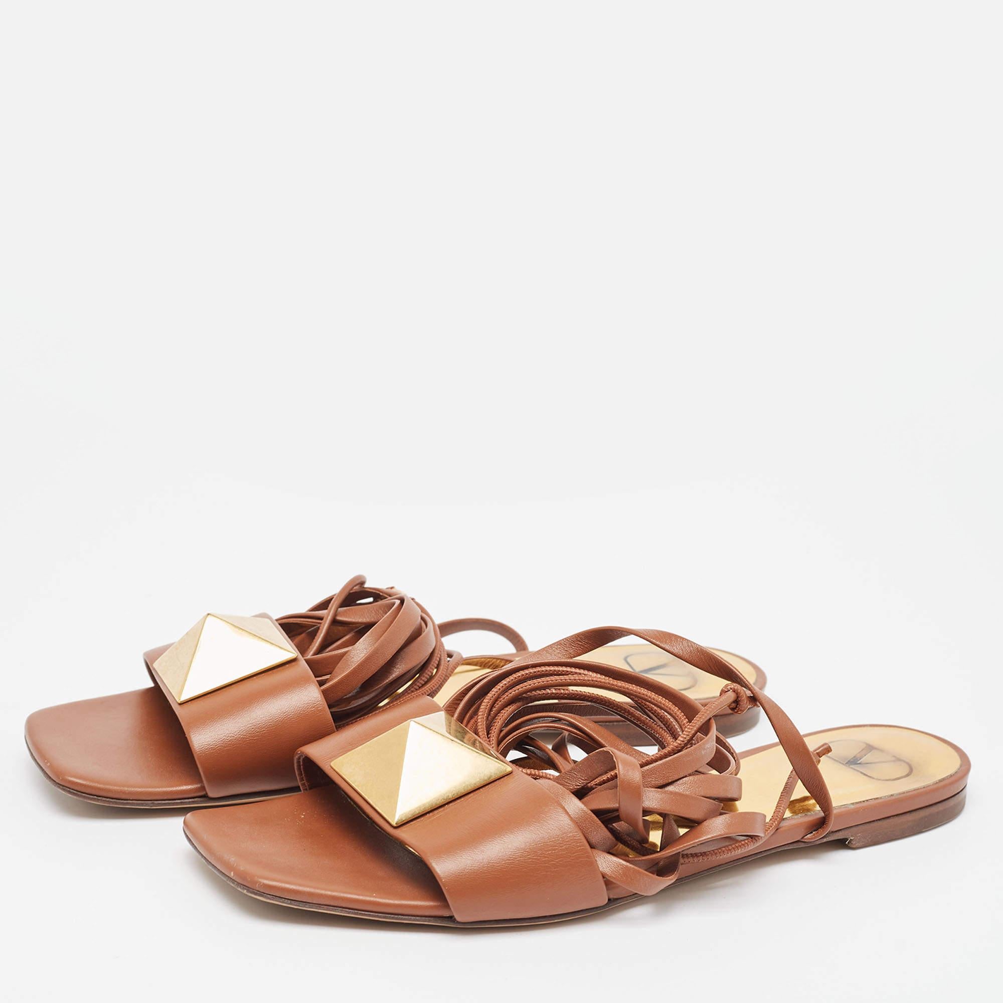 Diese Sandalen umrahmen Ihre Füße auf elegante Weise. Sie sind aus hochwertigen MATERIALEN gefertigt und zeichnen sich durch eine edle Optik, bequeme Innensohlen und haltbare Absätze aus. 