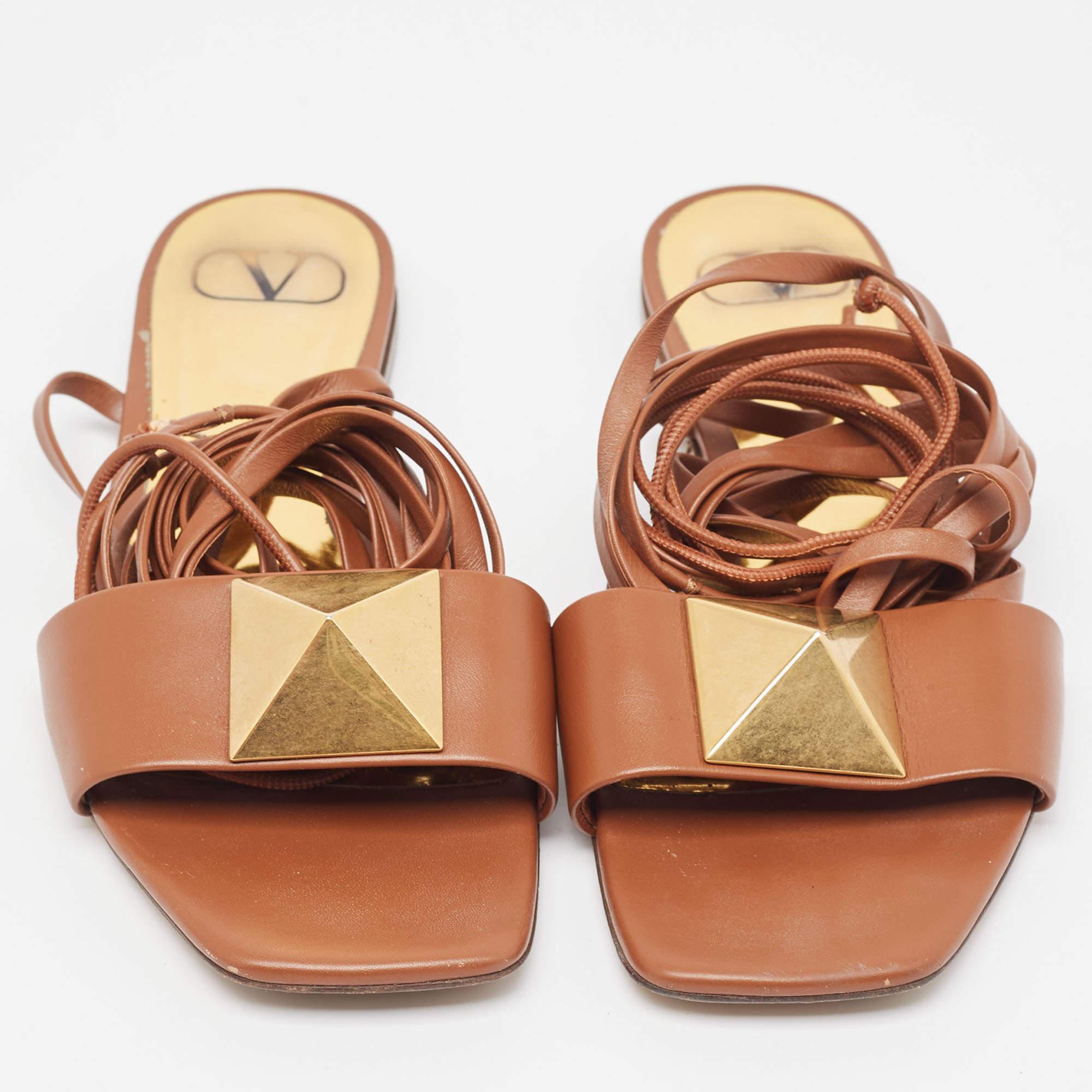 Valentino Brown Leder ein Stud Wrap Around flache Sandalen Größe 39 (Braun) im Angebot