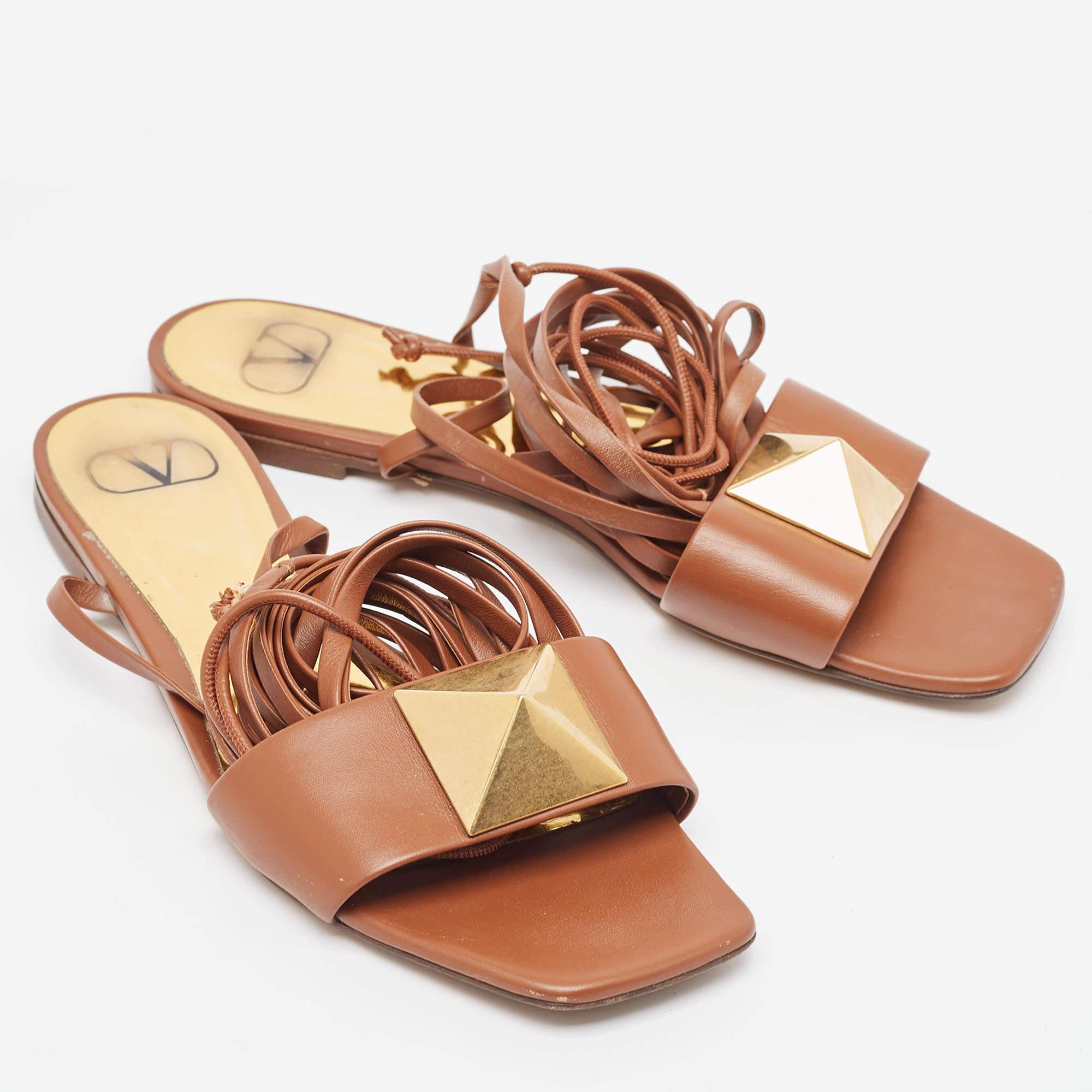 Valentino Brown Leder ein Stud Wrap Around flache Sandalen Größe 39 im Zustand „Gut“ im Angebot in Dubai, Al Qouz 2