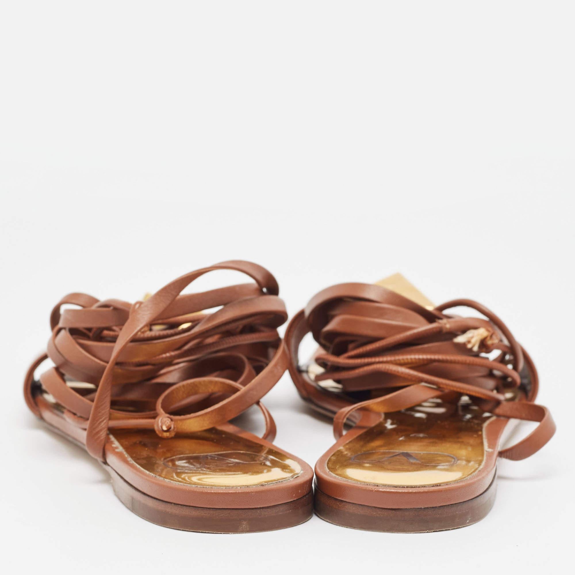 Valentino Brown Leder ein Stud Wrap Around flache Sandalen Größe 39 Damen im Angebot