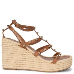Valentino Sandali ROCKSTUD CAGE WEDGE in pelle e rafia marrone 2024 Scarpe 39