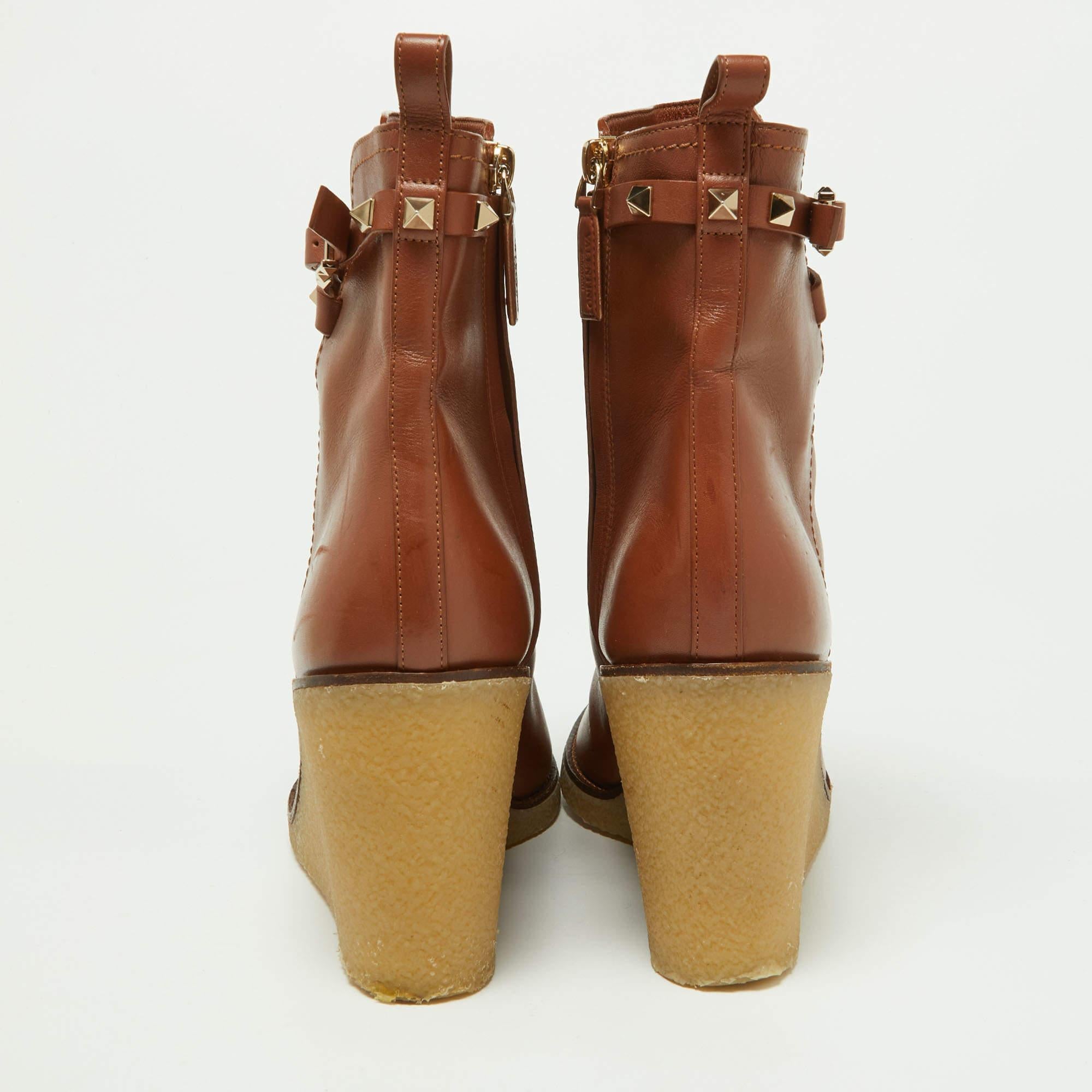 Valentino Brown Leather Rockstud Wedge Ankle Boots Size 41 In Good Condition In Dubai, Al Qouz 2