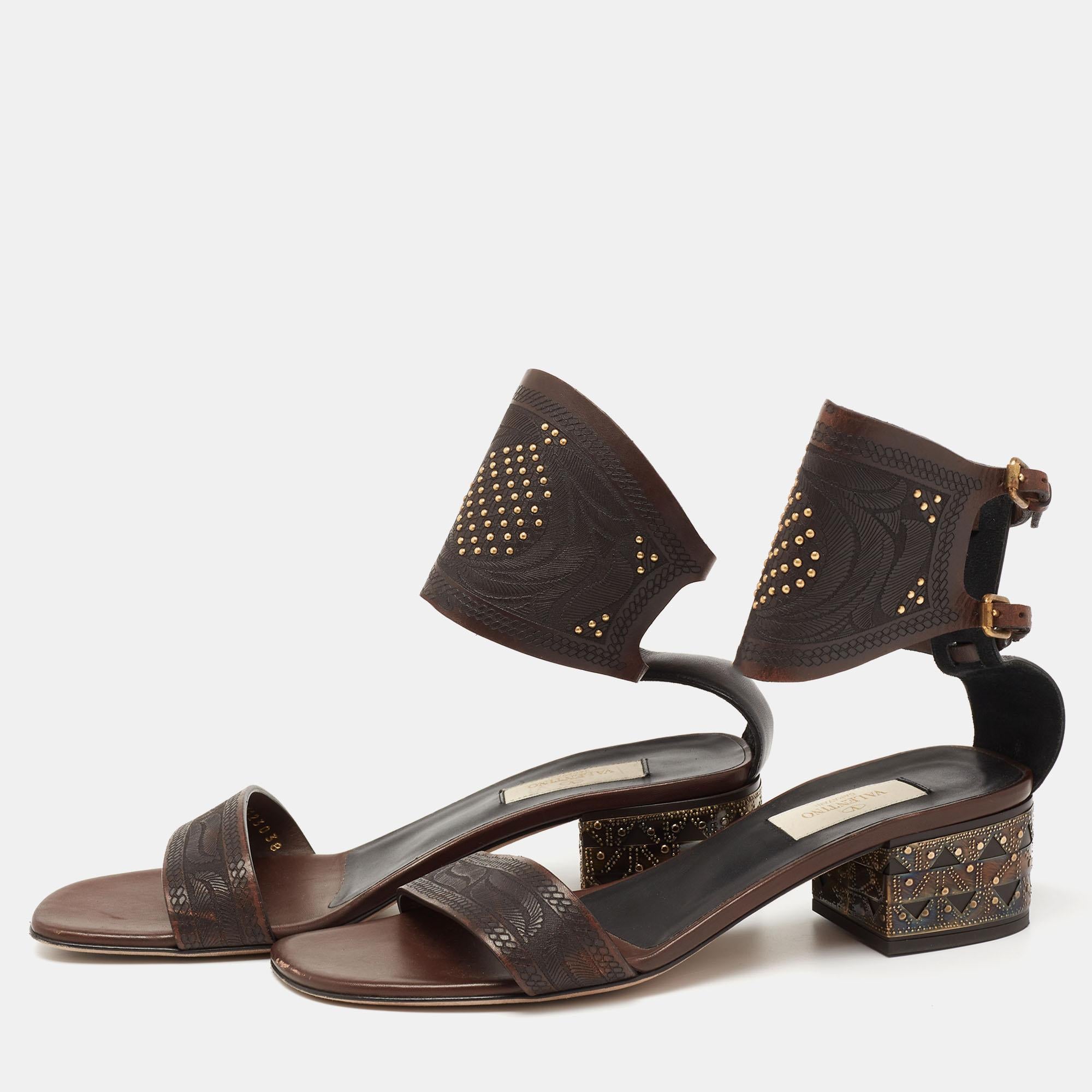 Valentino Brown Leather Studded Buckle Ankle Strap Sandals Size 38 In Good Condition For Sale In Dubai, Al Qouz 2