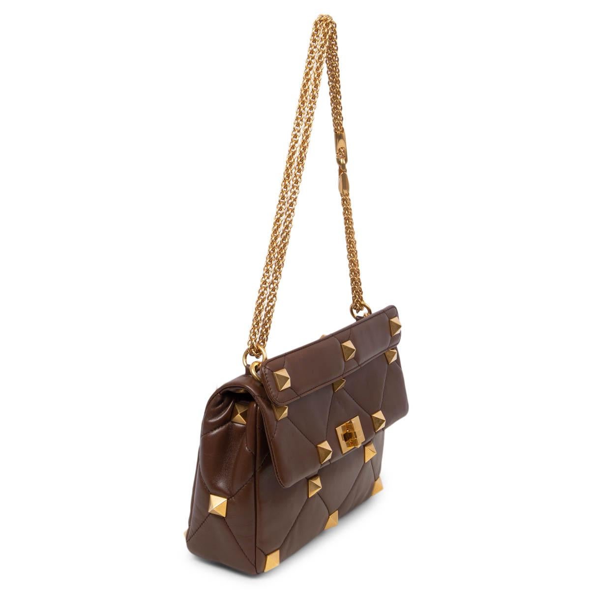 100% authentic Valentino Large Roman Stud shoulder bag in quilted brown nappa lambskin leather featuring gold-tone metal maxi studs. Equipped with both a detachable sliding chain strap and a detachable handle, this accessory can be worn as a