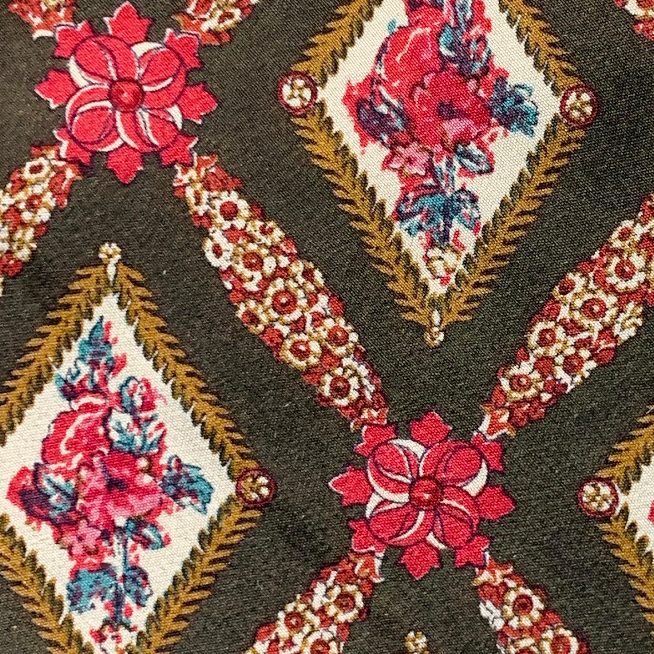 VALENTINO
cravatta in seta marrone, rossa e beige con motivo floreale incorniciato. Realizzato a mano in Italia. Eccellente condizione di usato. Larghezza: 3,75
pollici Lunghezza: 57 pollici 
  
  
 
Riferimento Sui Generis: 141595
Categoria: