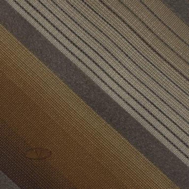 This classic striped tie by Valentino makes a sleek addition to your formal collection. This tie is crafted from silk and flaunts an ombre effect in brown. An overall smooth link defines this tie. Pair this stylish tie with your on-duty ensembles.