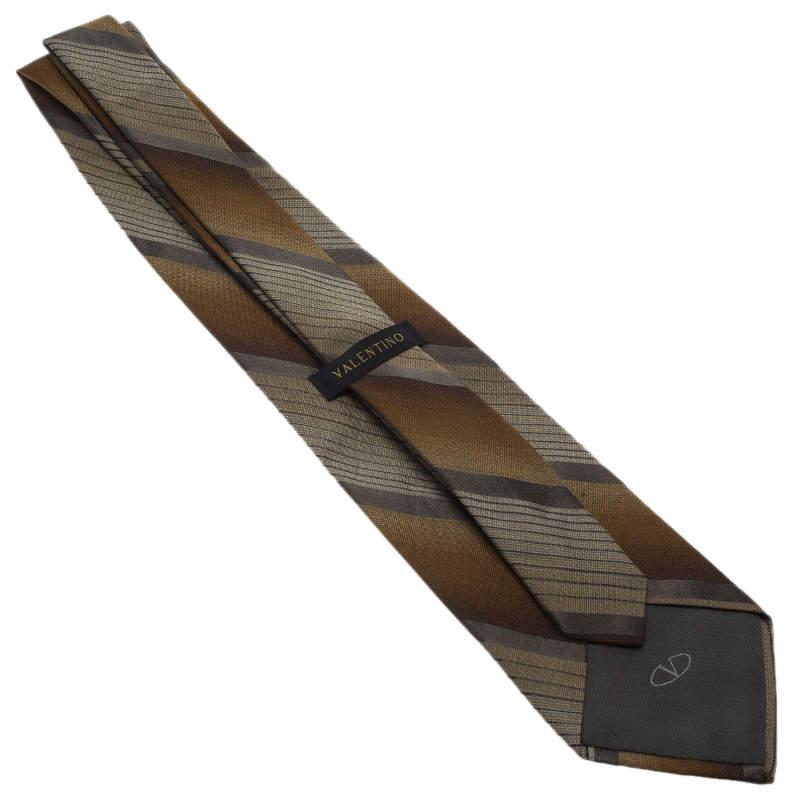 This classic striped tie by Valentino makes a sleek addition to your formal collection. This tie is crafted from silk and flaunts an ombre effect in brown. An overall smooth link defines this tie. Pair this stylish tie with your on-duty ensembles.

