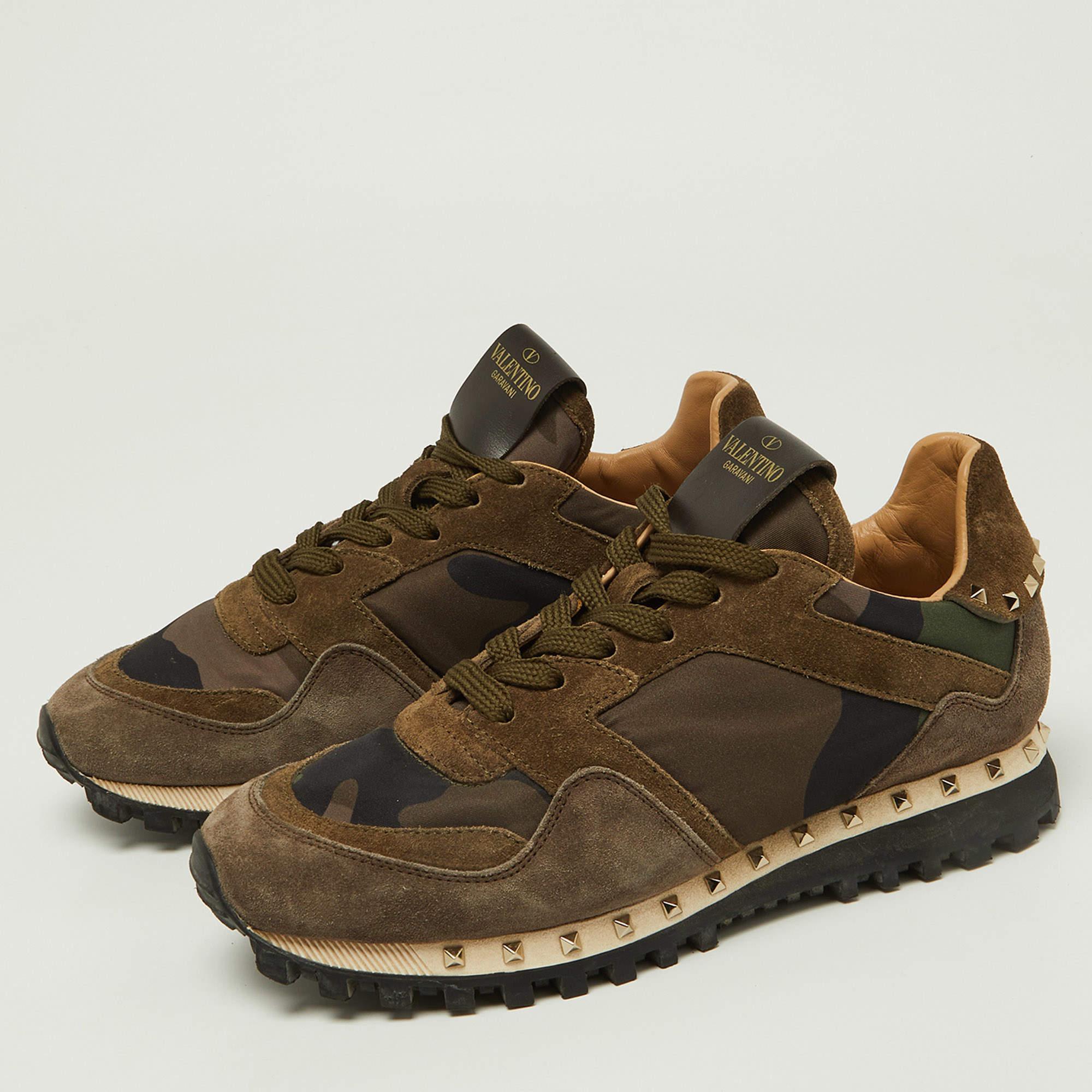 Fahren Sie Ihre Tage in hohem Komfort mit diesen Camouflage Rockrunner Turnschuhe von Valentino Theyve wurden aus einer Kombination von Leinwand und Wildleder gefertigt und mit ihrer Unterschrift Pyramide Nieten Schnürsenkel auf der Vamps und das