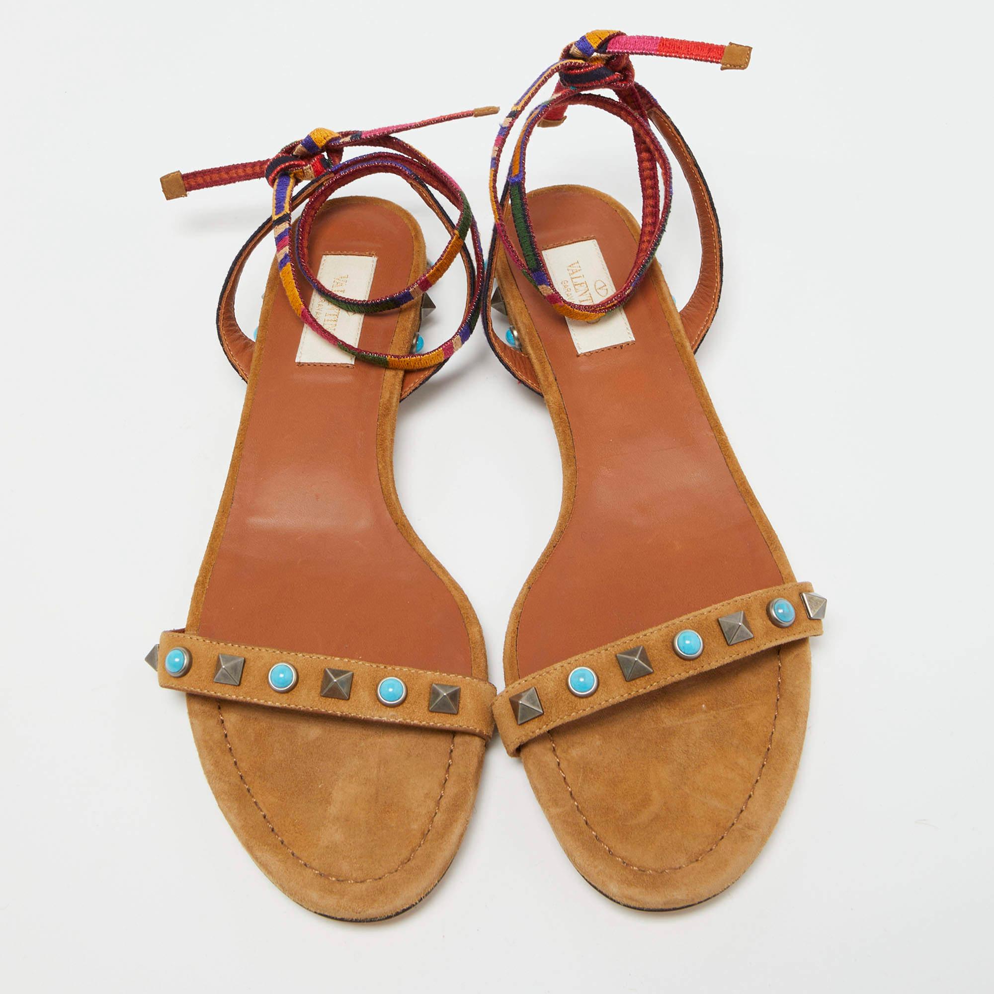 Create effortless casual styles with these Valentino flat sandals. Made of suede, they are designed to elevate your OOTD and keep you in comfort all day long.

