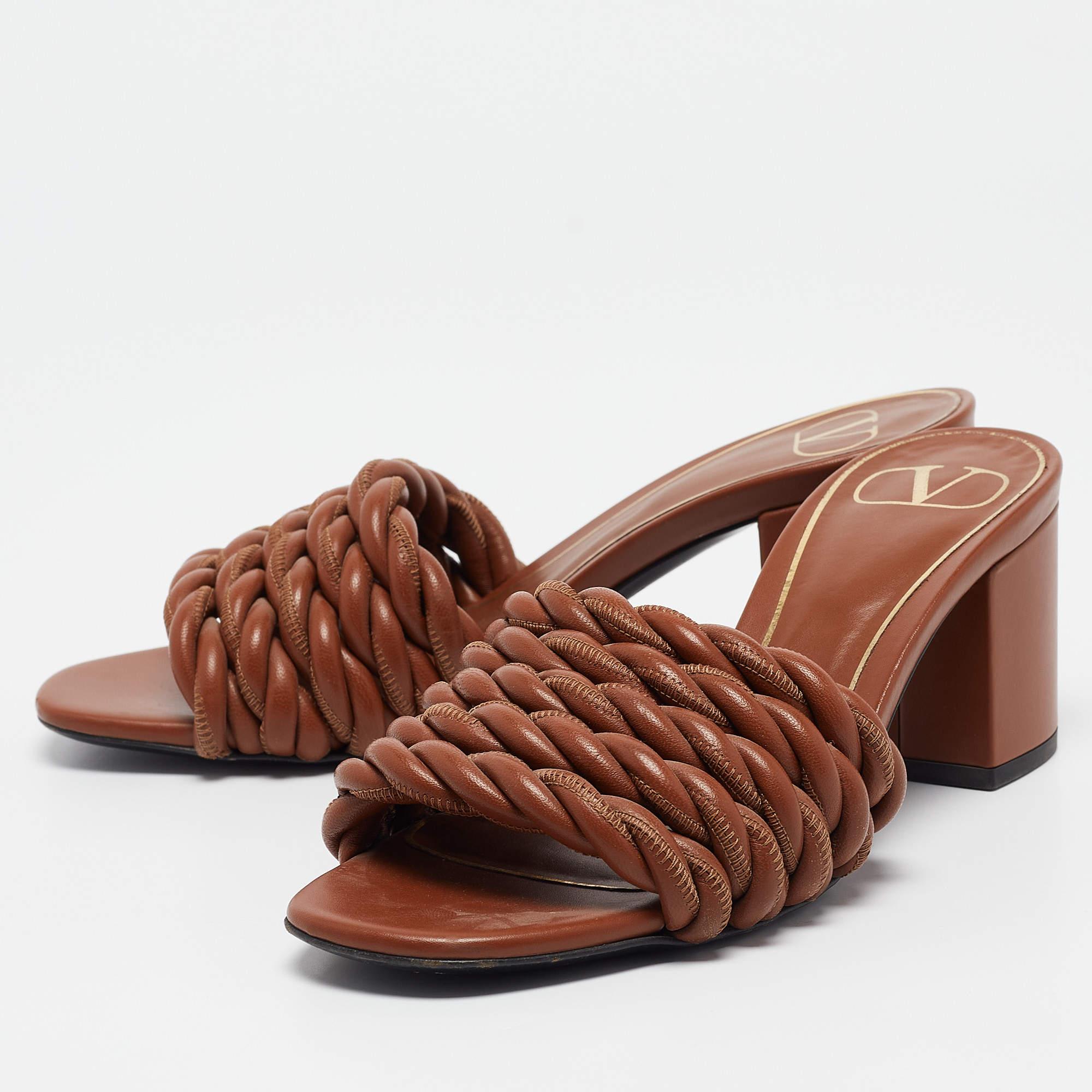 Estas sandalias le ofrecerán lujo y comodidad. Fabricados con materiales de calidad, vienen en un tono versátil y están equipados con cómodas plantillas.