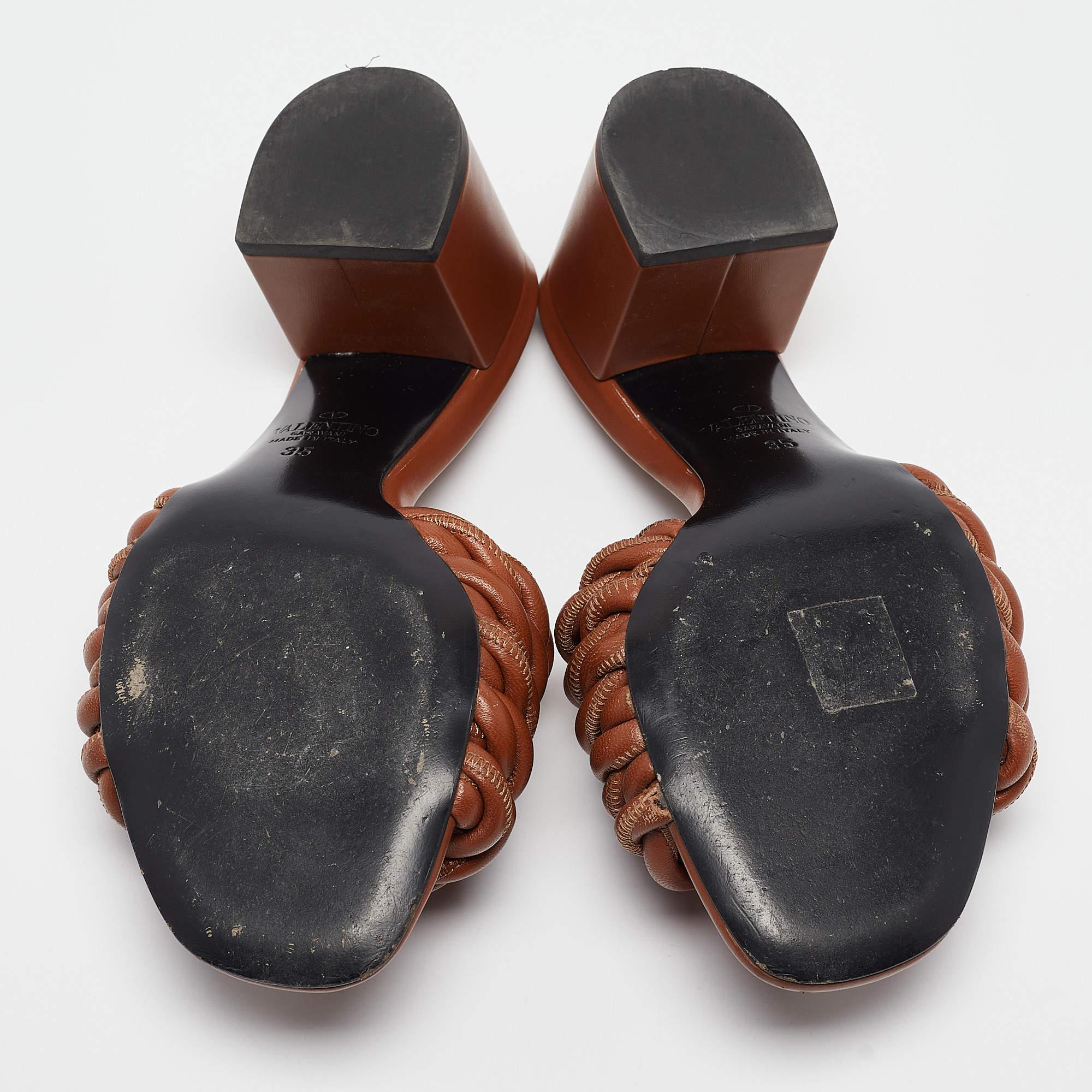 Sandalias deslizantes de piel retorcida marrón Valentino talla 35 1