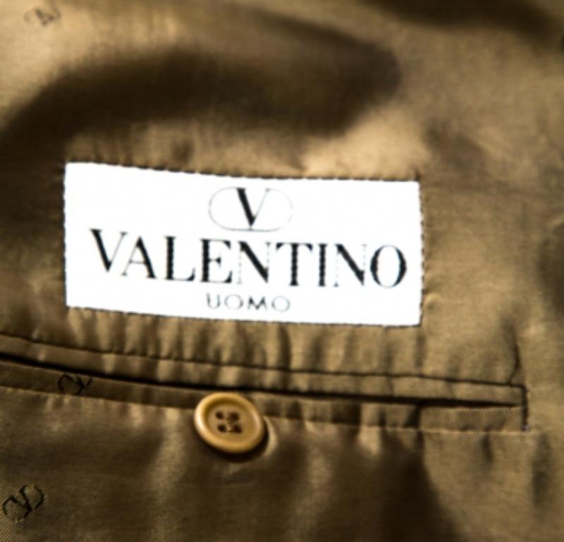 Dieser exquisite und bequeme Blazer von Valentino lässt andere bewundernd nicken. Der fabelhafte braune Blazer ist aus einer Wollmischung geschneidert und verfügt über Knöpfe auf der Vorderseite, Taschen und ein gekerbtes Revers.