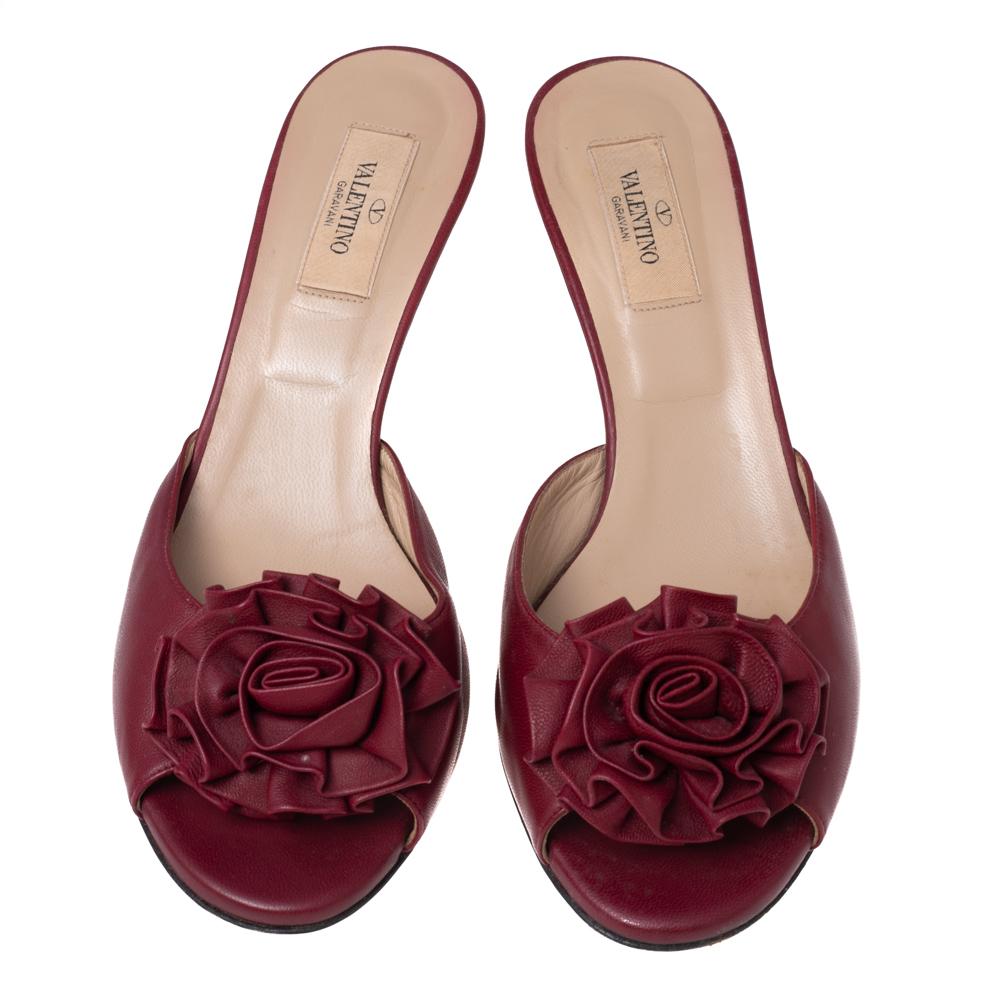 These Valentino burgundy sandals come bearing the rose—a symbol of timeless beauty present in many of the brand's designs. These slides, constructed using leather, feature a 3D rose detail on the uppers and are finished with 6.5 cm heels.
