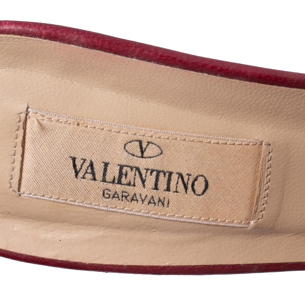 Valentino Burgundy Leather Flower Applique Slide Sandals Size 38 In Good Condition In Dubai, Al Qouz 2