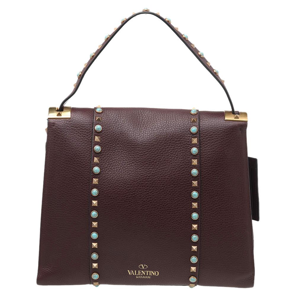 This My Rockstud bag from Valentino is here to make all your handbag dreams come true. Meticulously crafted from leather, this bag is from their Spring/Summer 2016 Collection and it simply delights not only with its appeal but structure as well. It