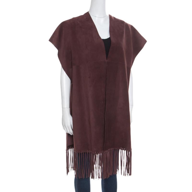 Our hearts have gone to this fashionable jacket from Valentino! It comes made from calf leather in a poncho style with short sleeves, an open front, and fringes on the hem. For a high-fashion look, team it with a collar shirt, a high-waist skirt,