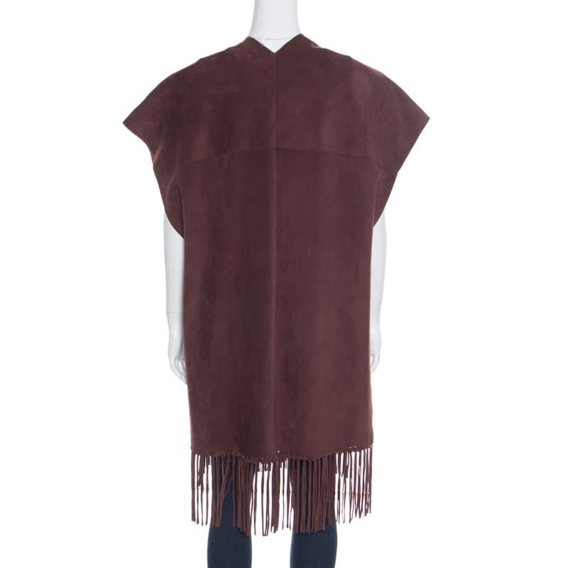 Our hearts have gone to this fashionable jacket from Valentino! It comes made from calf leather in a poncho style with short sleeves, an open front, and fringes on the hem. For a high-fashion look, team it with a collar shirt, a high-waist skirt,