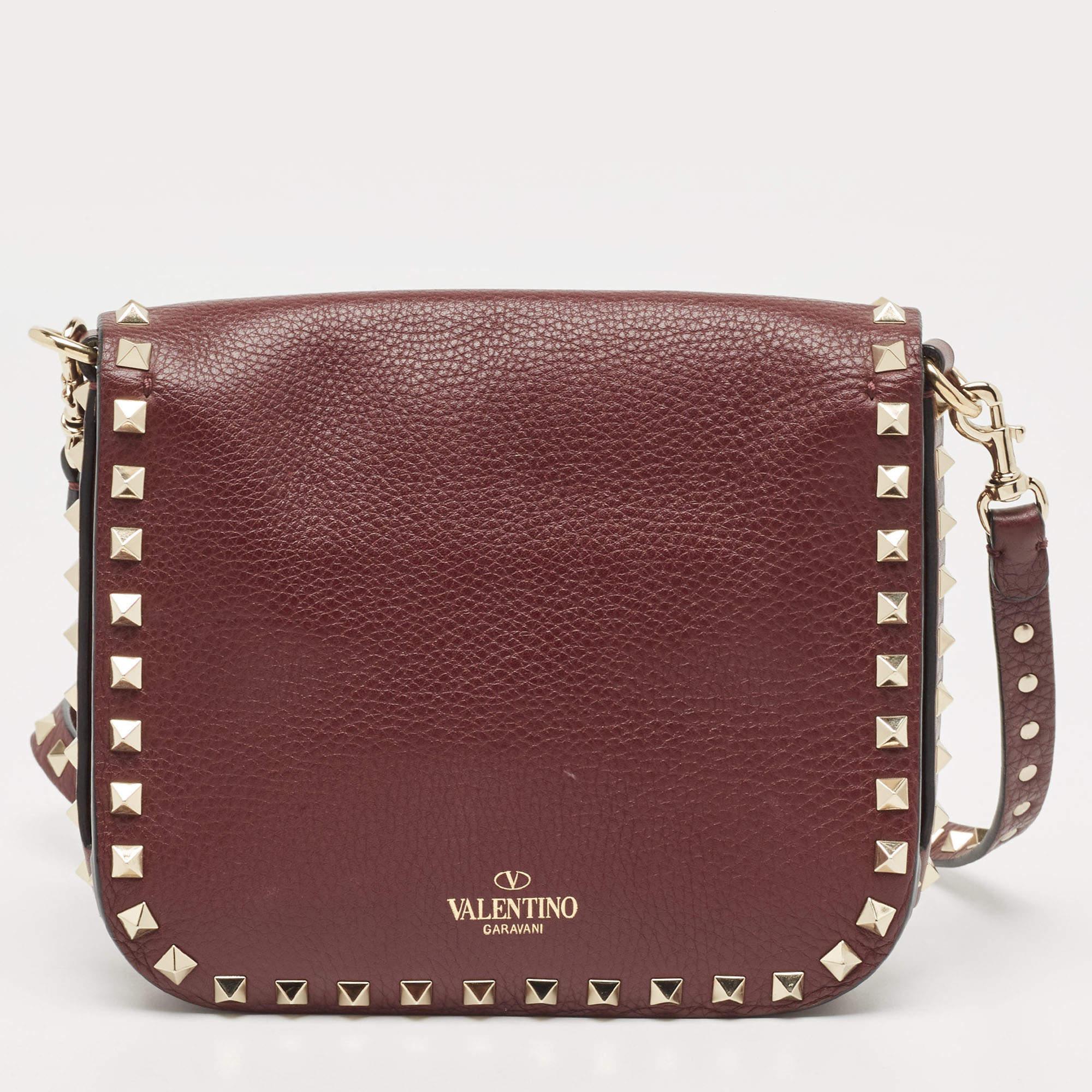 Express your personal style with this high-end crossbody bag. Crafted from quality materials, it has been added with fine details and is finished perfectly. It features a well-sized interior.

Includes: Detachable Strap