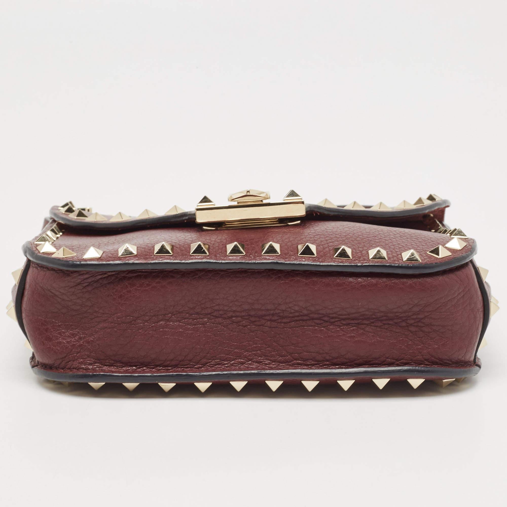 Valentino Burgundy Leather Rockstud Flap Crossbody Bag In Good Condition In Dubai, Al Qouz 2