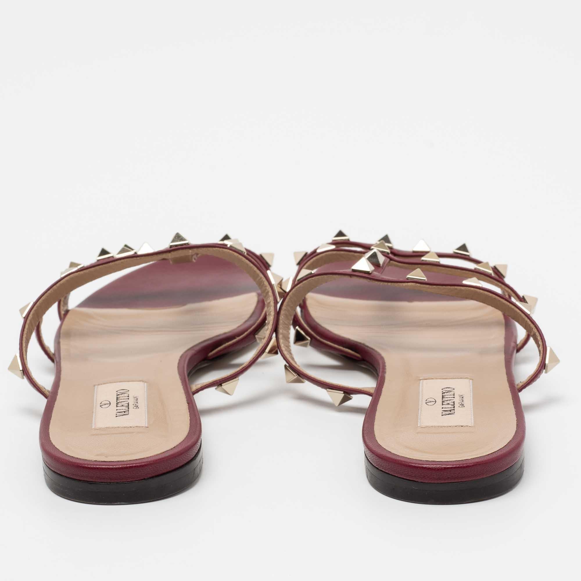 Valentino Burgundy Leather Rockstud Flat Sandals Size 37.5 In Good Condition In Dubai, Al Qouz 2