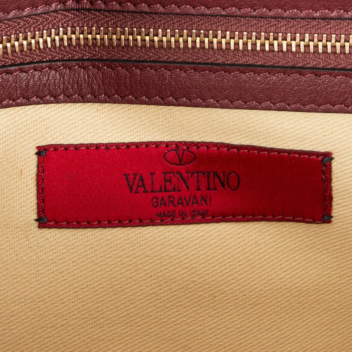 VALENTINO burgundy leather ROCKSTUD GLAM LOCK MEDIUM Shoulder Bag In Excellent Condition For Sale In Zürich, CH