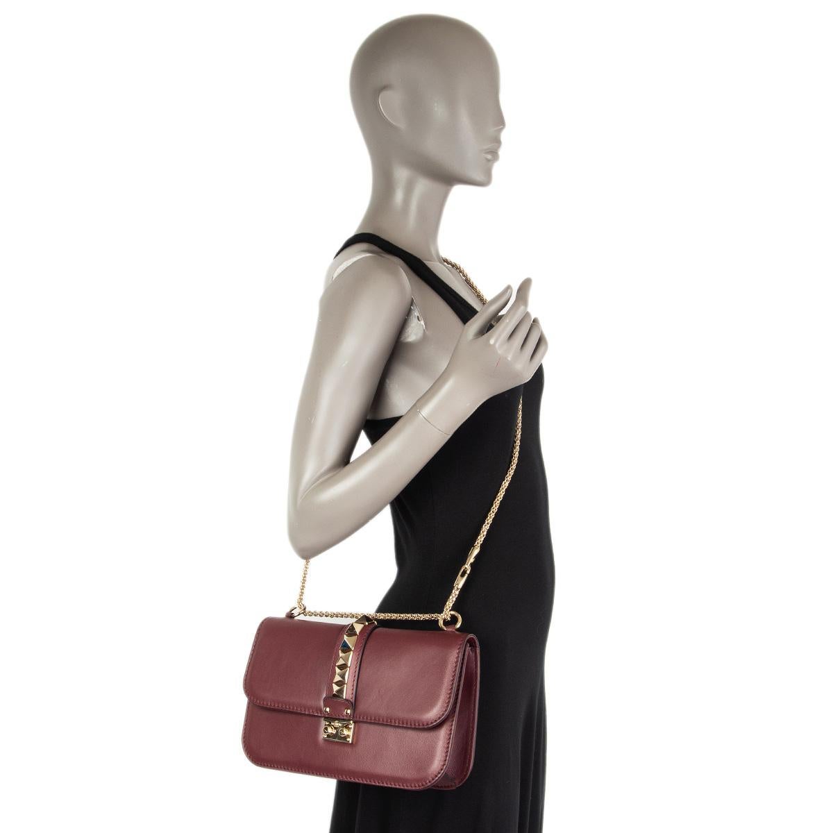 Women's VALENTINO burgundy leather ROCKSTUD GLAM LOCK MEDIUM Shoulder Bag For Sale