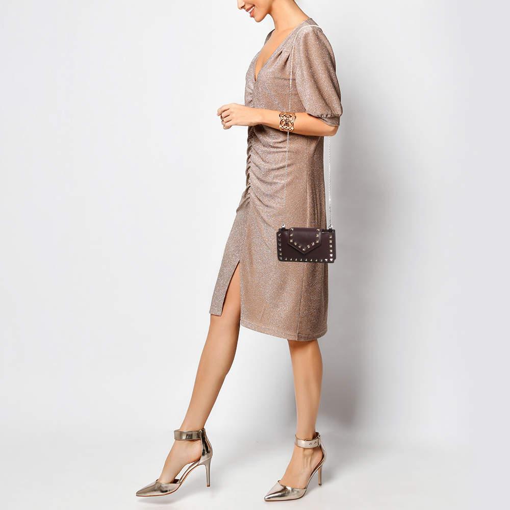 Fabriqué en cuir bordeaux  ce sac étui pour téléphone portable de Valentino est parfaitement dimensionné pour contenir votre téléphone  clés  et des cartes. Les détails Rockstud lui confèrent une allure luxueuse.