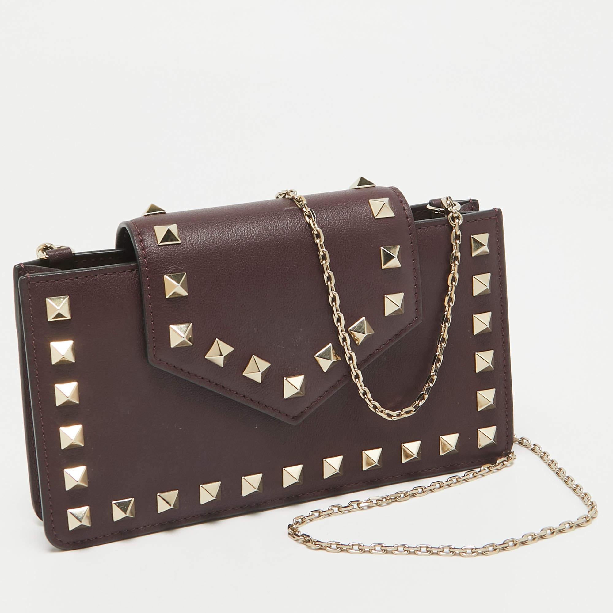 Noir Valentino - Sac à chaîne pour téléphone Rockstud en cuir bordeaux en vente