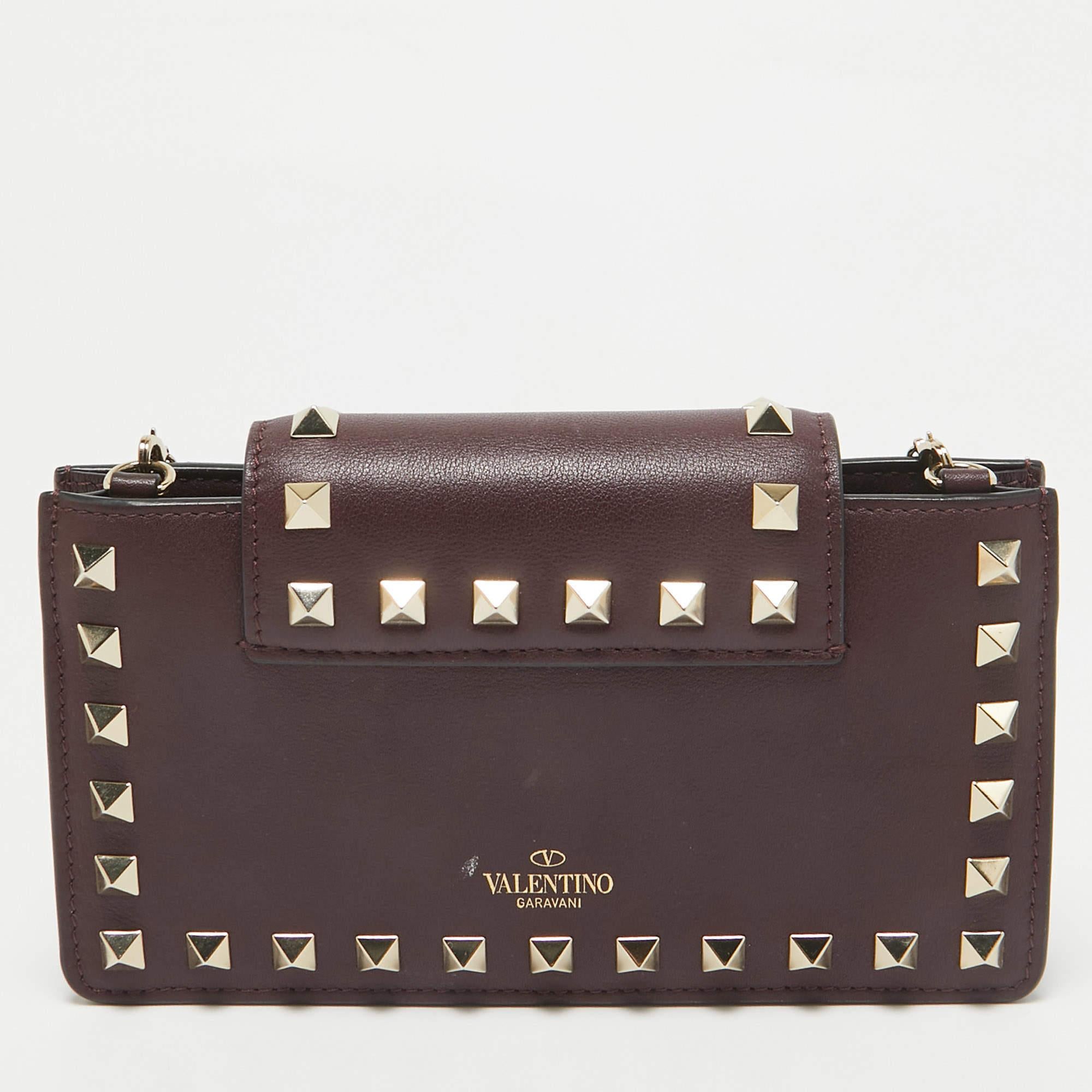 Valentino - Sac à chaîne pour téléphone Rockstud en cuir bordeaux Bon état - En vente à Dubai, Al Qouz 2