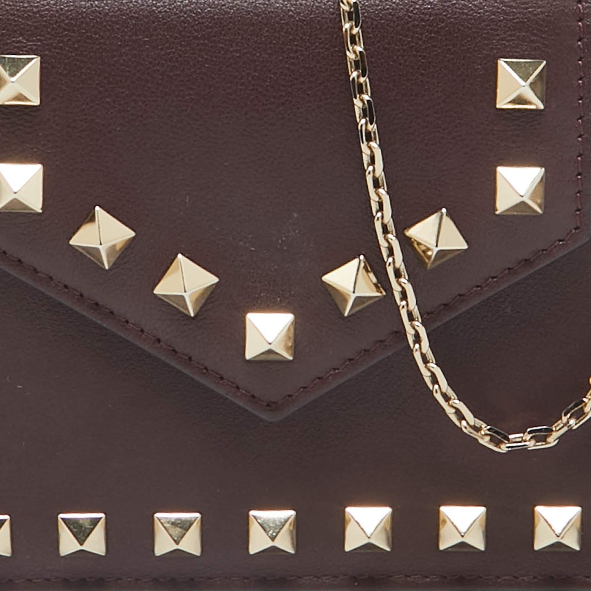 Valentino - Sac à chaîne pour téléphone Rockstud en cuir bordeaux Pour femmes en vente