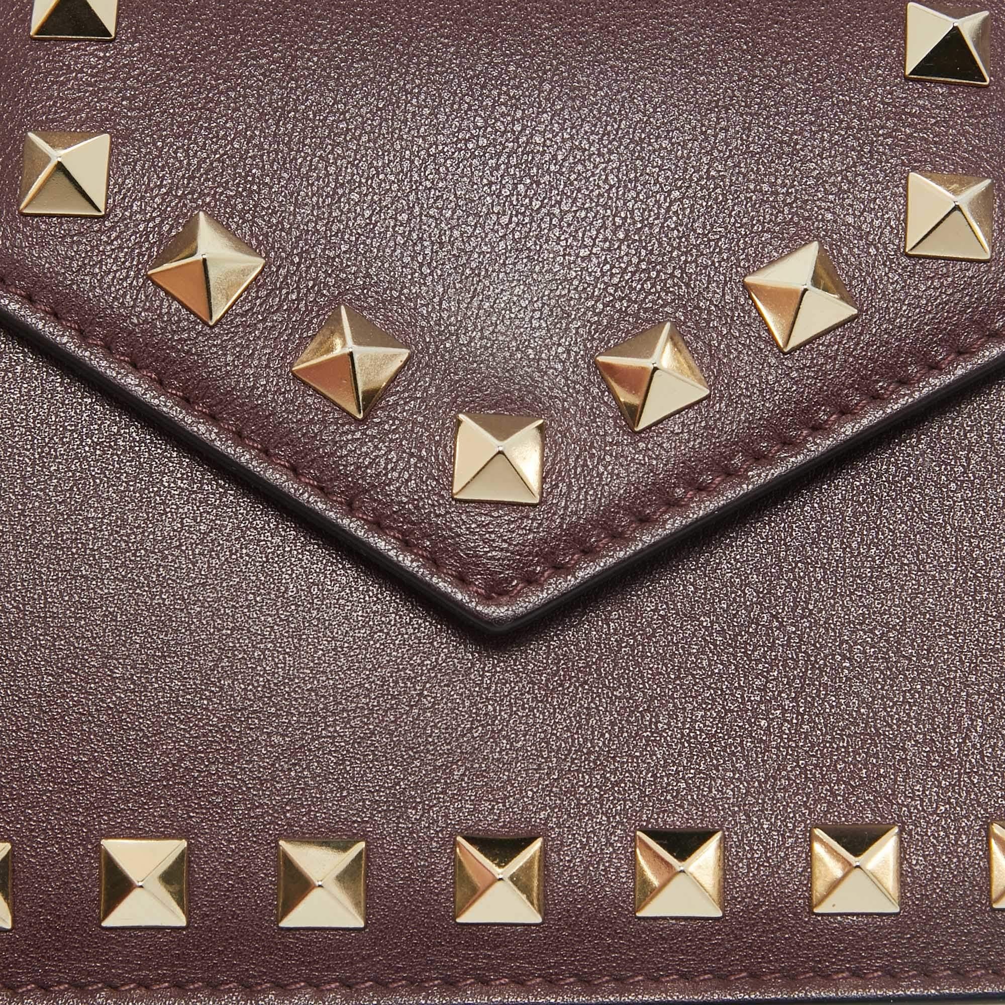 Valentino - Sac à chaîne pour téléphone Rockstud en cuir bordeaux en vente 1