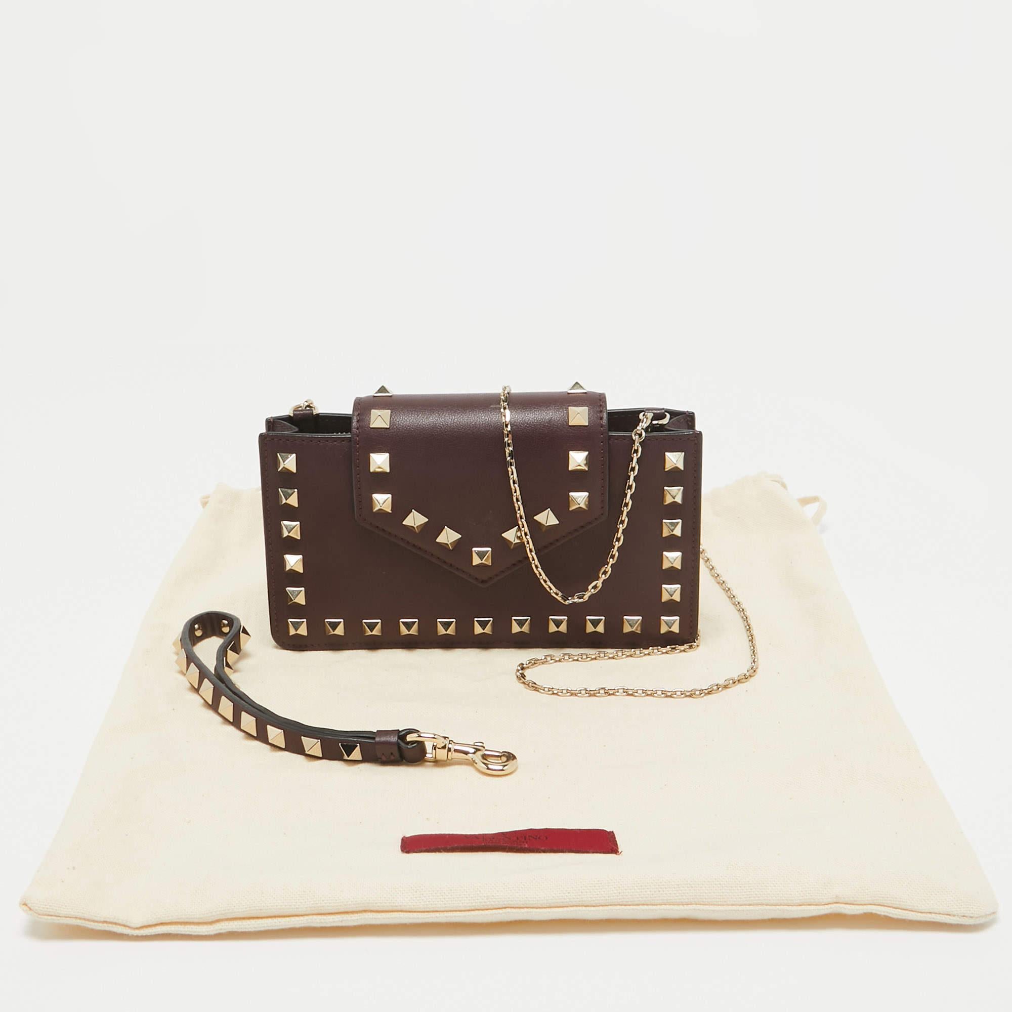 Valentino - Sac à chaîne pour téléphone Rockstud en cuir bordeaux en vente 2