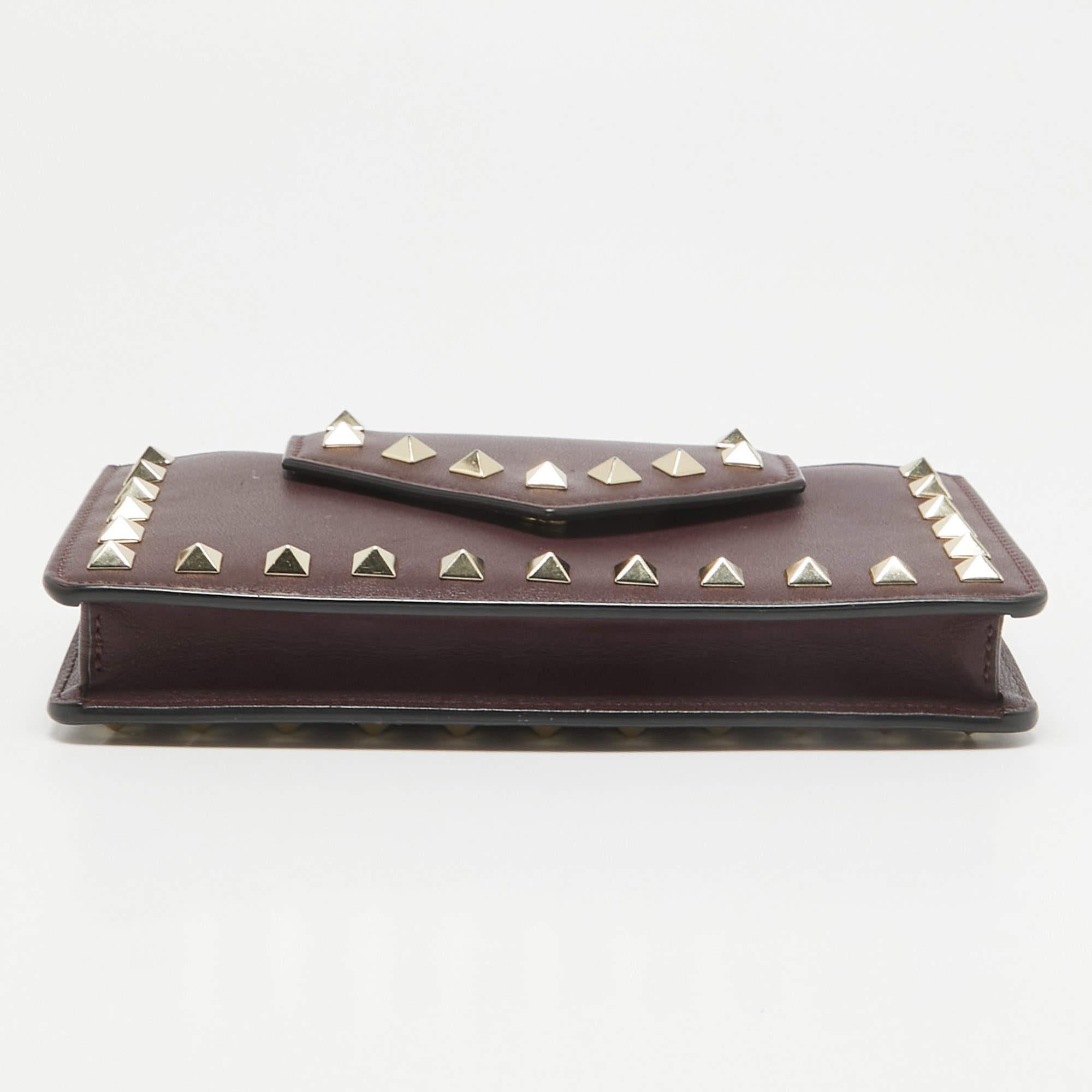 Valentino - Sac à chaîne pour téléphone Rockstud en cuir bordeaux en vente 3