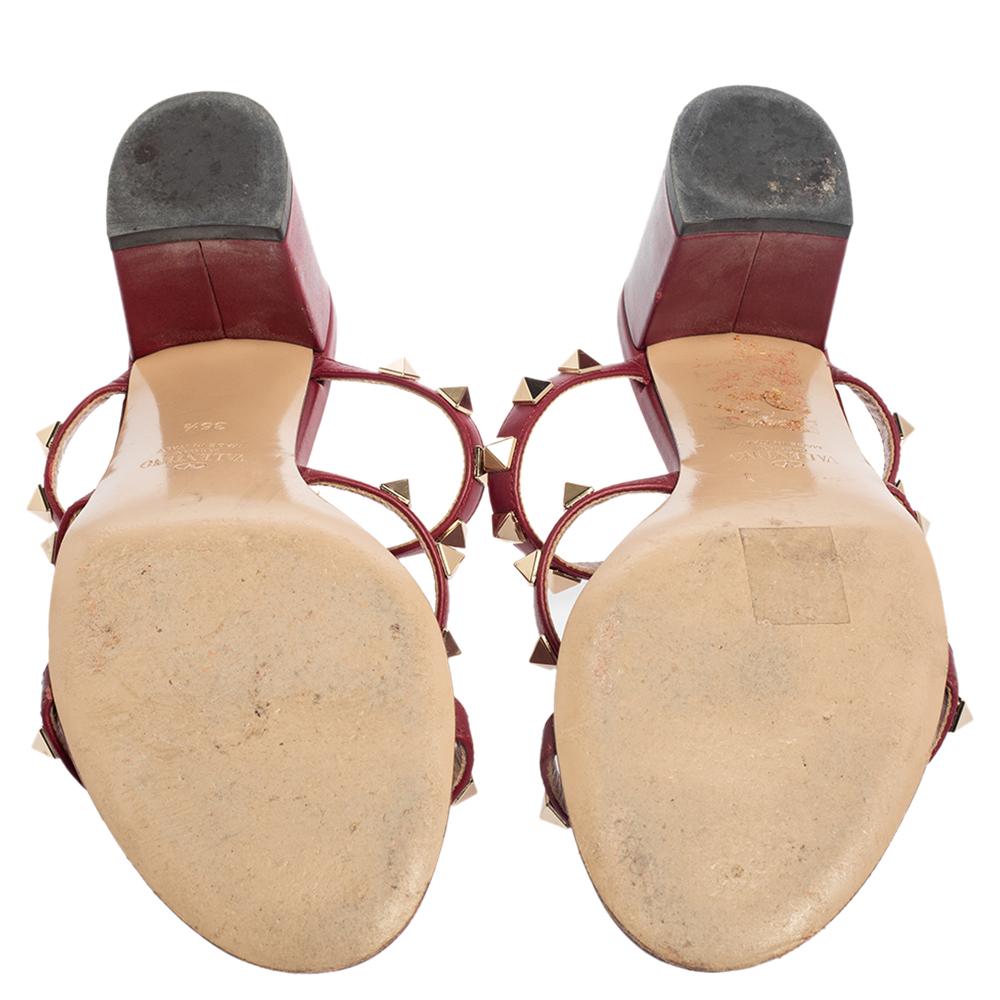 Valentino Burgundy Leather Rockstud Slide Sandals Size 36.5 In Good Condition In Dubai, Al Qouz 2