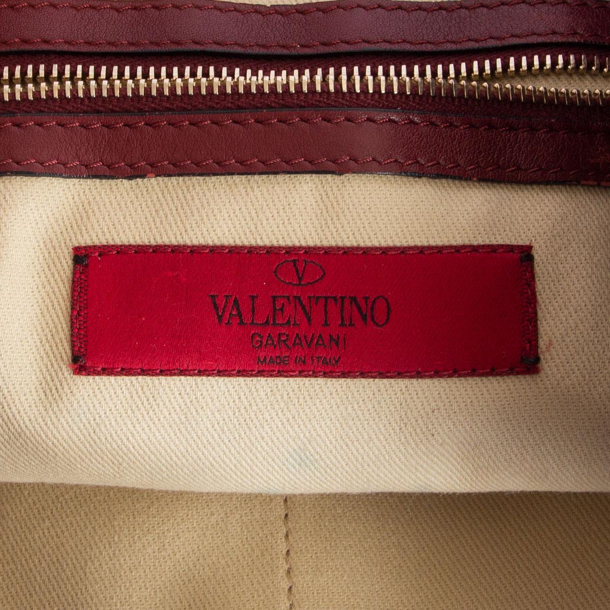 VALENTINO burgundy leather Rockstud VA VA VOOM LARGE TOTE Bag In Good Condition For Sale In Zürich, CH