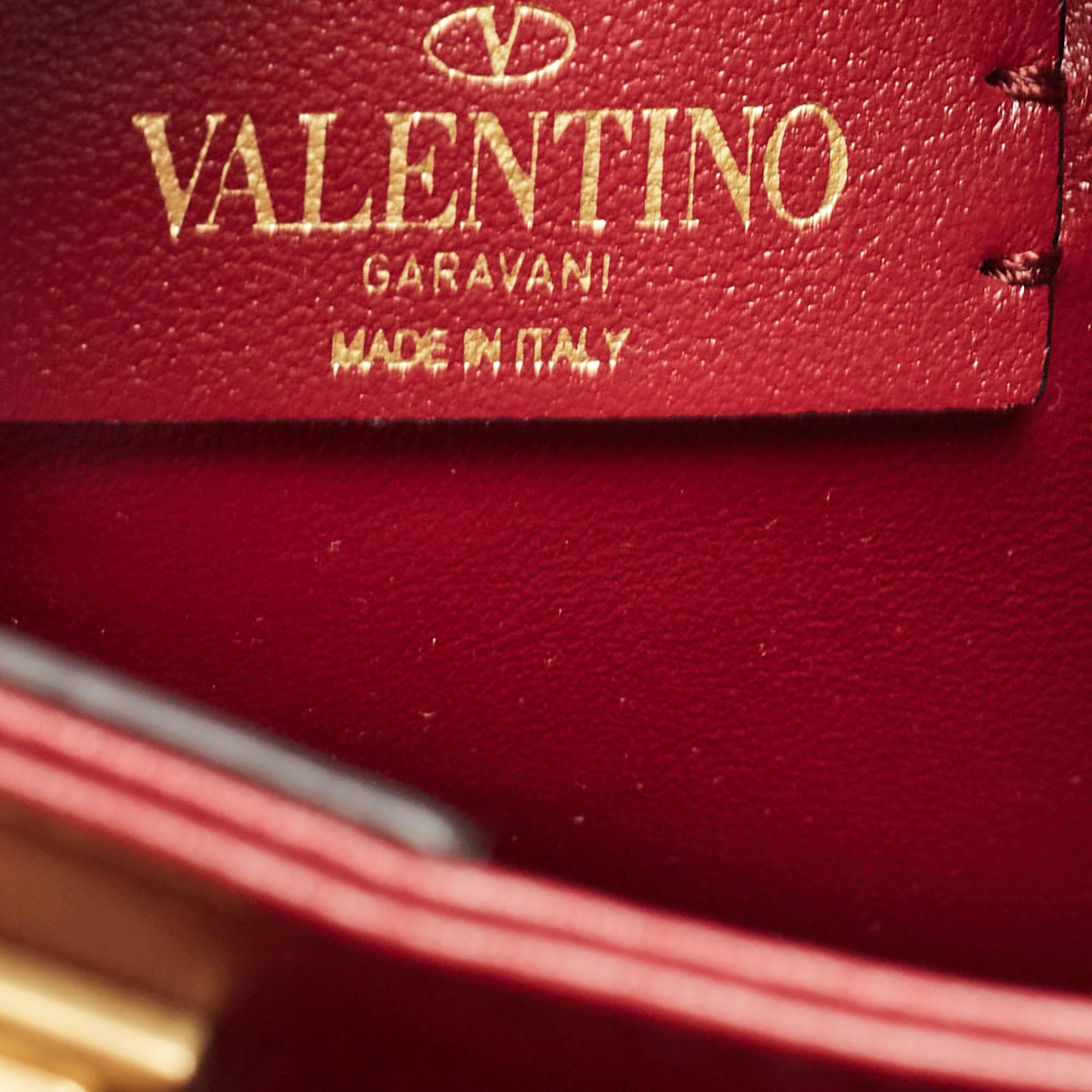 Valentino Burgunderrote Ledertasche mit römischen Nieten und Henkeln oben Damen im Angebot